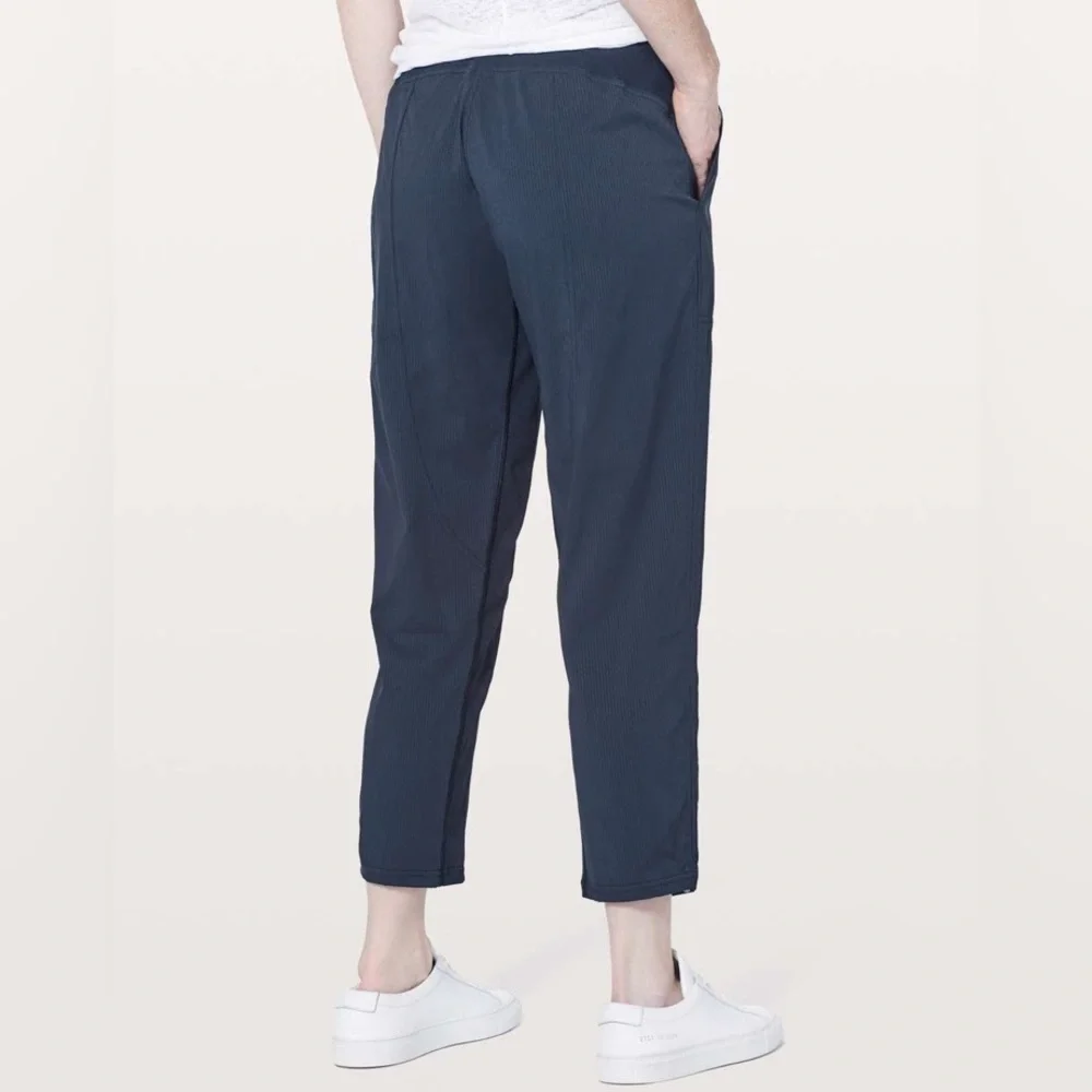 Lululemon On The Fly Pant Size 8 Navy 25” Cropped Pull On Work Travel